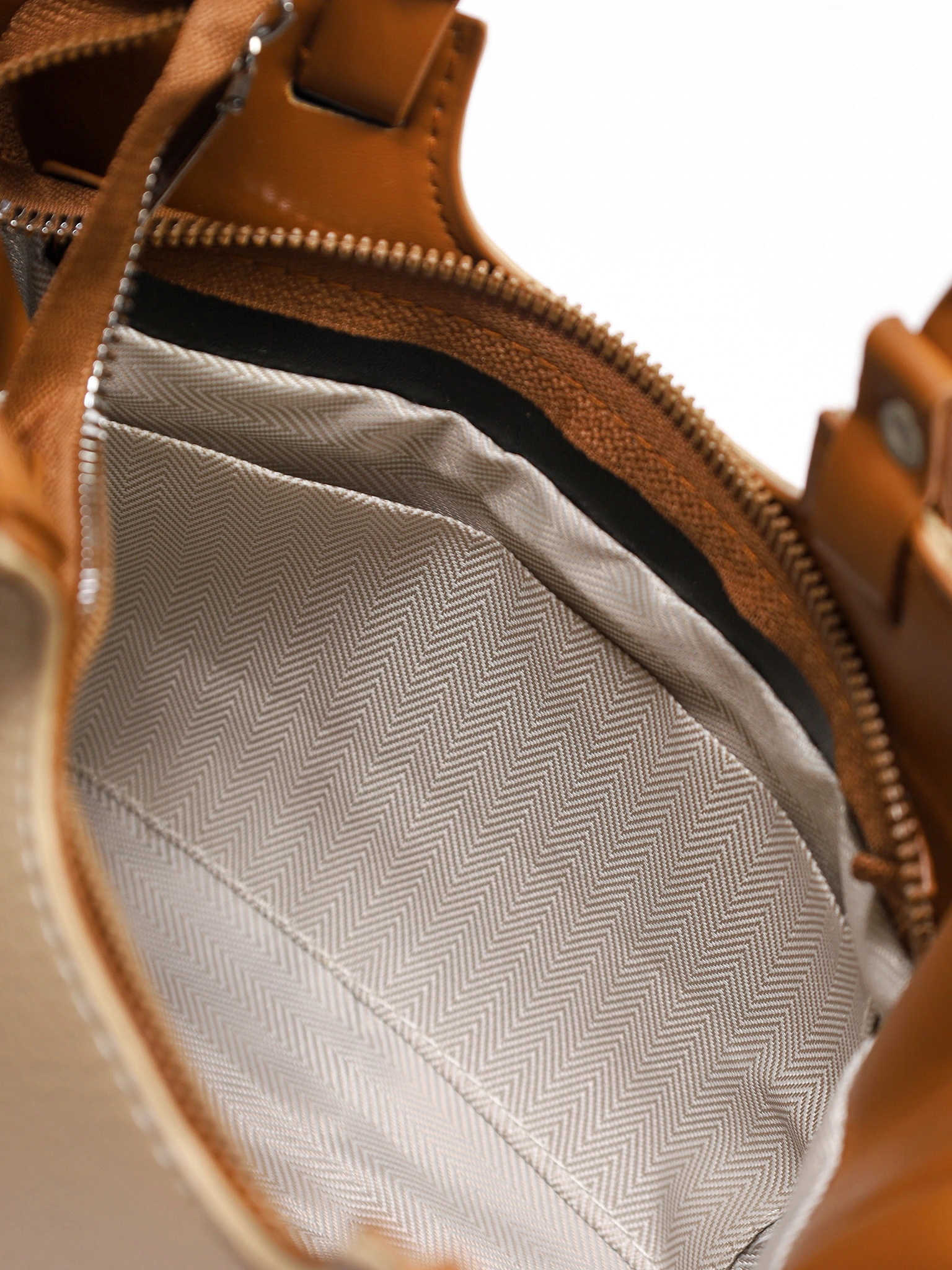 Сумка-тоут маленькая с декоративными ремешками в ассортименте